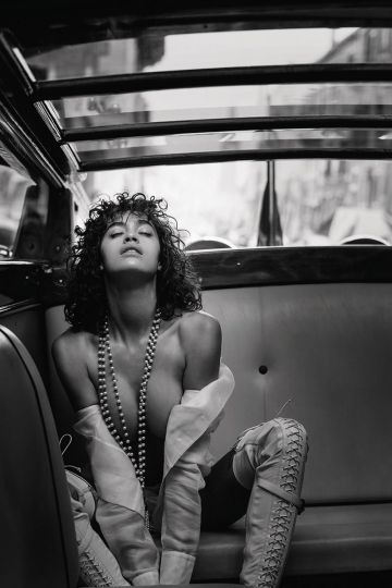 Alanna Arring, 2018 © Gilles Bensimon - Courtesy Oana Ivan Gallery