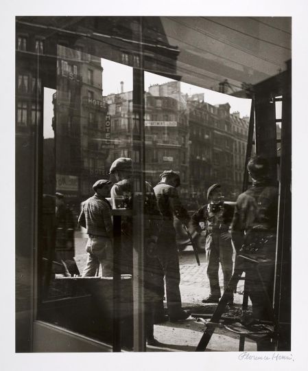 Ouvriers à la gare Saint Lazare, Paris, 1932 © Florence Henri -Courtesy Galerie Le Minotaure