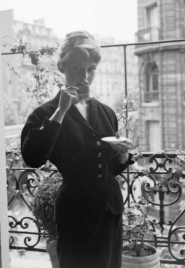 Brigitte jeune mariée chez Vadim et elle à Paris en 1952 © Archives Georges Dambier
