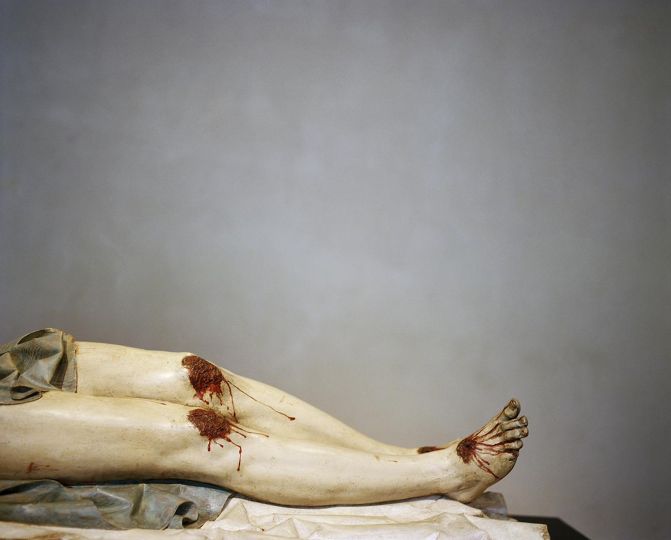 Recumbent Christ. National Museum of Sculpture. Valladolid. Spain (2022) © Lúa Ribeira / Magnum Photos - Agony in the Garden - Courtesy Dalpine