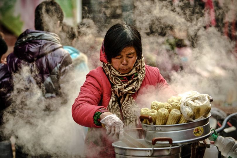 Su Shaolong, Warm Atmosphere at Winter Street © World Food Photography Awards