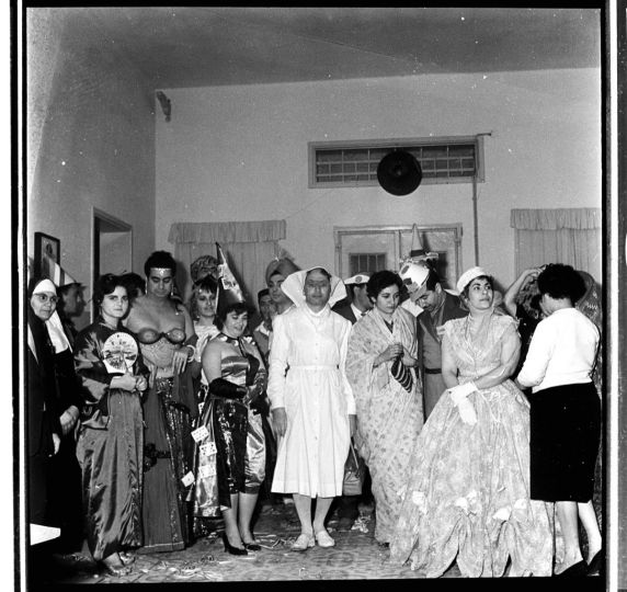 Bal masqué à Gaza, photo par Kegham Djeghalian sr, mi 1960