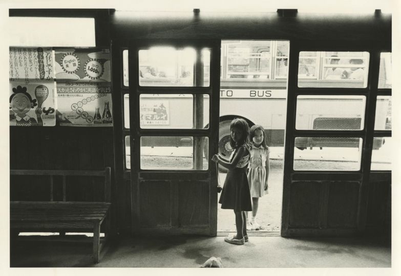 Kazuo Kitai, Arrêt de bus, série Vers les villages, département de Nagasaki, 1976
