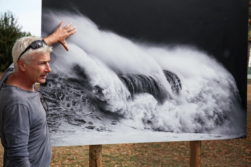 Alessandro Puccinelli (italien) Les photographies en noir et blanc de « Furore », d'une grande brutalité, figent des instants fugaces du mouvement perpétuel de la mer.