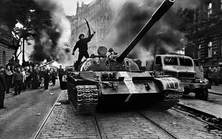 CZECHOSLOVAKIA. Prague. August 21st, 1968. Warsaw Pact tanks invade Prague. © Josef Koudelka/Magnum Photos, Courtesy of the Josef Koudelka Foundation