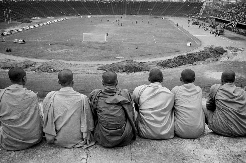 CAMBODIA, Phnom Penh. 11/12/1999: Monks watching the finals of the Cambodian Football League between Kompong Cham and Siem Reap (0/1). Phnom Penh. 11 décembre 1999. Des moines regardent la finale de foot dans le stade construit par Vann Molyvan. L'équipe de Siem Reap gagnera 1-0 contre Kompong Cham. © John Vink