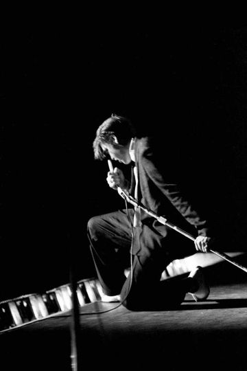Kneeling at The Mosque, The Mosque Theater, Richmond, Virginia, June 30, 1956 © Alfred Wertheimer / MUUS Collection