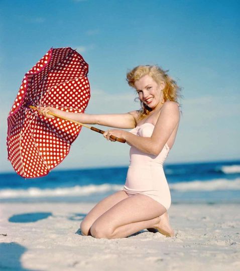 Untitled (Marilyn Monroe), Tobay Beach, Oyster Bay, New York, 1949 © André De Dienes / MUUS Collection