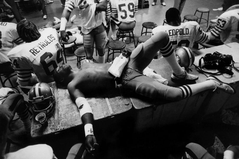 Michael Zagaris - Eric Wright (#21) of the San Francisco 49ers in the Locker Room with his Teammates at Halftime, 1983 © Michael Zagaris