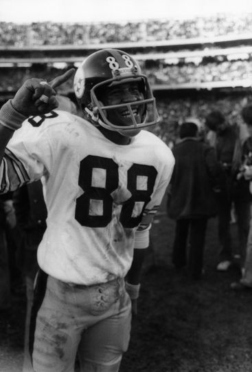 Michael Zagaris - Lynn Swann of the Pittsburgh Steelers signalling that the STeelrs are number 1 in the 1974 AFC Championship game against the Oakland Raiders, 1974 © Michael Zagaris